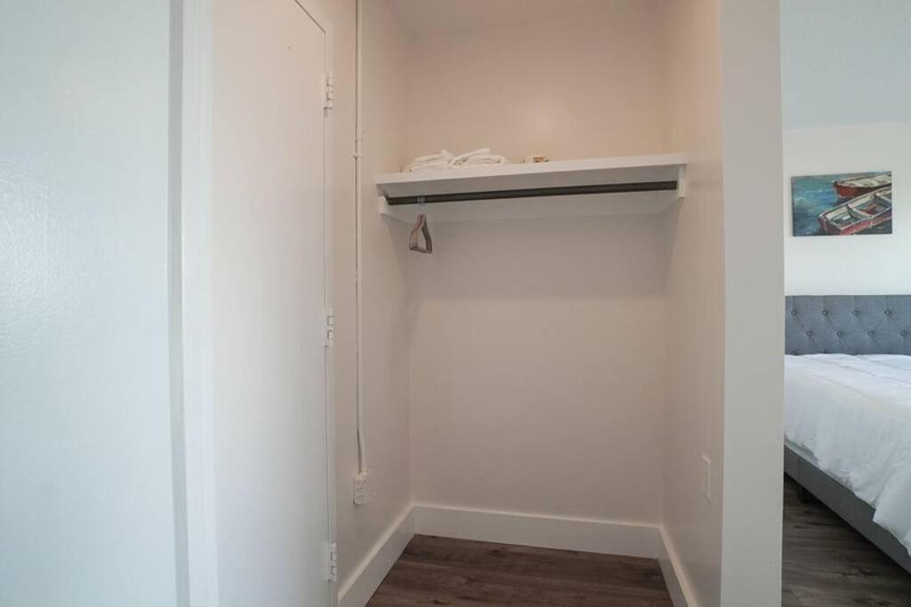 Newly Renovated 1 Bedroom Apartment Near Downtown แกดส์เดน ภายนอก รูปภาพ