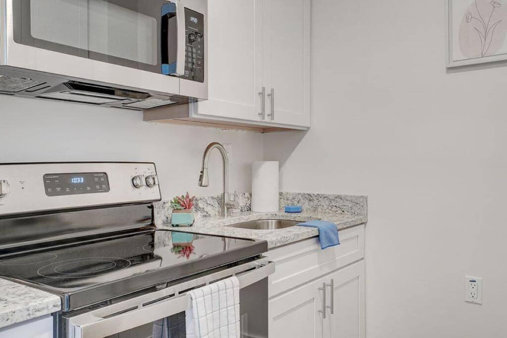 Newly Renovated 1 Bedroom Apartment Near Downtown แกดส์เดน ภายนอก รูปภาพ