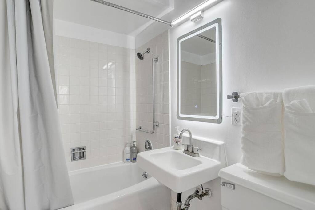 Newly Renovated 1 Bedroom Apartment Near Downtown แกดส์เดน ภายนอก รูปภาพ